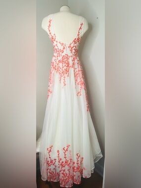 Nicole Miller NWT High-Low Dress with Coral Floral Embroidery New with Tags Sz 4